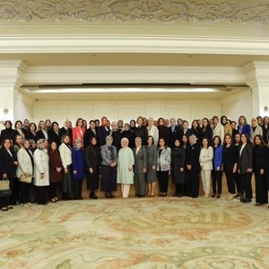 Sayın Emine Erdoğan Hanımefendi'nin himayelerinde Gönül Elçileri Projesi kapsamında koruyucu aileler ve 81 ilin vali eşlerinin katılımıyla Çankaya Köşkü'nde iftar düzenlendi. - fotoğraf 4