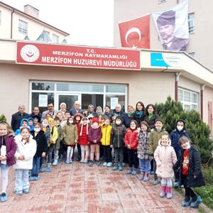 #MerzifonHuzurevi, 18 - 24 Mart #YaşlılaraSaygıHaftası vesilesiyle ilk okul öğrencileri Huzurevimizde kalan büyüklerimizi ziyaret etti. - fotoğraf 1