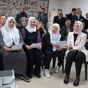Aile ve Sosyal Hizmetler Bakanımız Göktaş, Uşak'ta kadınlarla halı dokudu, yaşlılarla ilahi söyledi - fotoğraf 4