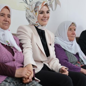 Aile ve Sosyal Hizmetler Bakanımız Göktaş, Uşak'ta kadınlarla halı dokudu, yaşlılarla ilahi söyledi - fotoğraf 1