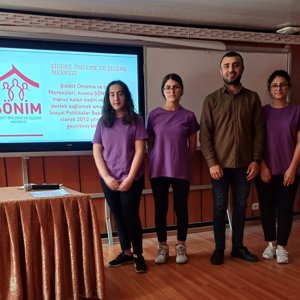 Şiddet Önleme ve İzleme Merkezi Müdürümüz Deniz Esmer Batman Anadolu Lisesi öğrencilerine şiddetle mücadele farkındalık arttırıcı eğitim vermiştir. - fotoğraf 2