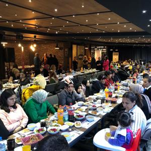 Sosyal Ekonomik Destek #SED hizmetinden yararlanan ailelerimiz ve çocuklarımızla iftarda bir aradayız. - fotoğraf 2