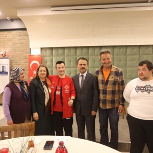 Bakan Yardımcımız Sayın Sevim SAYIM MADAK ve Valimiz Sayın İlhami AKTAŞ, İftar Programında Özel Bireyler Ve Fedakâr Aileleri Biraya Geldiler. - fotoğraf 1