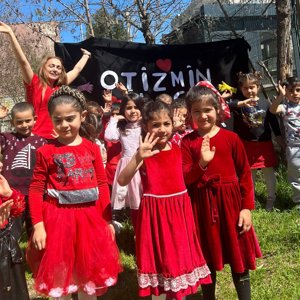 Yavuz Selim Çok Amaçlı Toplum Merkezi (ÇATOM) Müdürlüğü Personelleri Ve Oyun Grubu Çocukları, Otizm Farkındalık Günü Münasebetiyle Kırmızı Renk Giyinerek Farkındalık Etkinliği  - fotoğraf 1
