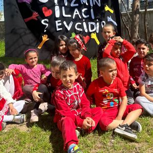 Yavuz Selim Çok Amaçlı Toplum Merkezi (ÇATOM) Müdürlüğü Personelleri Ve Oyun Grubu Çocukları, Otizm Farkındalık Günü Münasebetiyle Kırmızı Renk Giyinerek Farkındalık Etkinliği  - fotoğraf 3