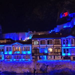 2 Nisan #DünyaOtizmFarkındalıkGünü etkinlikleri kapsamında Şehrimiz mavi ışıklarla aydınlatıldı.💙 - fotoğraf 3