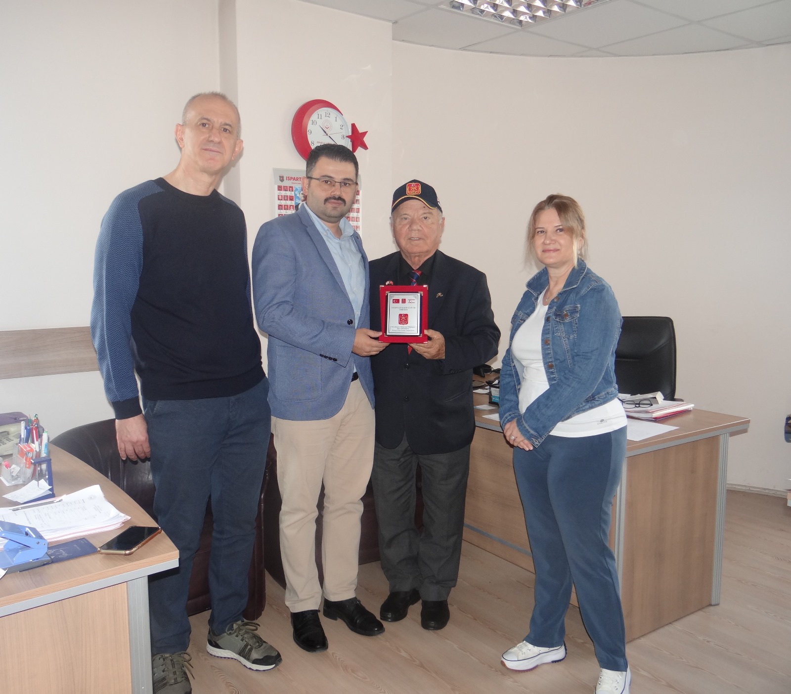 Isparta Muharip Gaziler Derneği Başkanı Hamit Gülbiçer, İl Müdürlüğümüze teşekkür plaketi sundu
