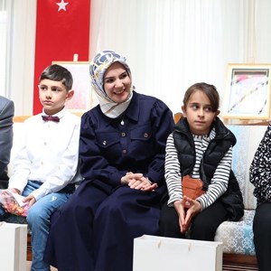 Bakanımız Göktaş, devlet desteğindeki çocuklarla huzurevini ziyaret ederek yaşlılarla bayramlaştı - fotoğraf 1