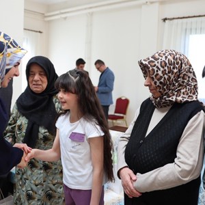 Bakanımız Göktaş, devlet desteğindeki çocuklarla huzurevini ziyaret ederek yaşlılarla bayramlaştı - fotoğraf 2
