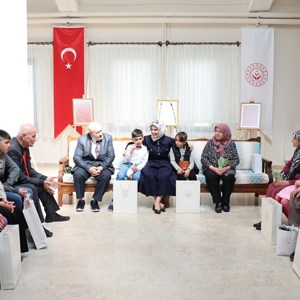 Bakanımız Göktaş, devlet desteğindeki çocuklarla huzurevini ziyaret ederek yaşlılarla bayramlaştı - fotoğraf 3