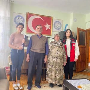 Devletimizin bekâsı uğruna canını feda eden Aziz Şehitlerimizin bizlere emaneti kıymetli ailelerini ve şanlı tarihimizin ebedi kahramanları çok kıymetli Gazilerimizi ziyaret ettik... - fotoğraf 3