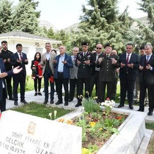 Valimiz Sn. Yılmaz DORUK ve İl Protokolümüz ile birlikte, Amasya Şehitliğini ziyaret ederek, Vatanımızın bekası uğruna canlarını feda eden Aziz Şehitlerimizi rahmet ve hürmetle yad ettik.  - fotoğraf 2