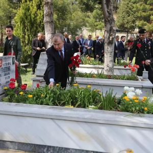 Valimiz Sn. Yılmaz DORUK ve İl Protokolümüz ile birlikte, Amasya Şehitliğini ziyaret ederek, Vatanımızın bekası uğruna canlarını feda eden Aziz Şehitlerimizi rahmet ve hürmetle yad ettik.  - fotoğraf 3