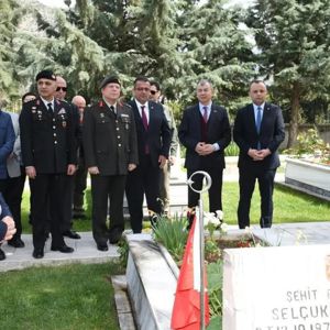 Valimiz Sn. Yılmaz DORUK ve İl Protokolümüz ile birlikte, Amasya Şehitliğini ziyaret ederek, Vatanımızın bekası uğruna canlarını feda eden Aziz Şehitlerimizi rahmet ve hürmetle yad ettik.  - fotoğraf 1