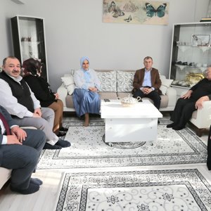 Valimiz Yılmaz DORUK ve Meral DORUK hanımefendi ile birlikte Şehidimiz Piyade Uzman Onbaşı Ferhat ERDİN'İN bizlere emaneti kıymetli ailesini ziyaret ederek bayramlarını kutladık. - fotoğraf 1