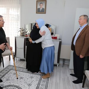 Valimiz Yılmaz DORUK ve Meral DORUK hanımefendi ile birlikte Şehidimiz Piyade Uzman Onbaşı Ferhat ERDİN'İN bizlere emaneti kıymetli ailesini ziyaret ederek bayramlarını kutladık. - fotoğraf 2
