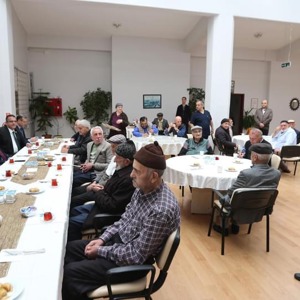 Valimiz Sayın Yılmaz DORUK ve Meral DORUK hanımefendi ile birlikte  #RamazanBayramının son gününde, Merzifon Huzurevini ziyaret ederek ulu çınarlarımızın bayramlarını kutladık. - fotoğraf 3