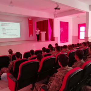 AİLE, ÇALIŞMA VE SOSYAL HİZMETLER İL MÜDÜRLÜĞÜMÜZ TARAFINDAN TUGAY KOMUTANLIĞINA VE AİLE DESTEK MERKEZİNE AEP EĞİTİMİ - fotoğraf 3