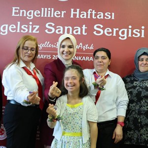 Aile ve Sosyal Hizmetler Bakanımız Göktaş, Meclis'te engelli öğrencilerin resim sergisini gezdi - fotoğraf 1