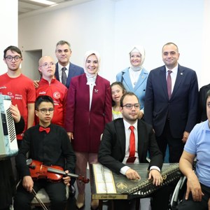 Aile ve Sosyal Hizmetler Bakanımız Göktaş, Meclis'te engelli öğrencilerin resim sergisini gezdi - fotoğraf 4