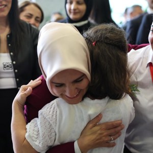 Aile ve Sosyal Hizmetler Bakanımız Göktaş, Meclis'te engelli öğrencilerin resim sergisini gezdi - fotoğraf 2