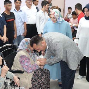 Kurban Bayramı Münasebetiyle Valimiz Bilal ŞENTÜRK, Huzurevinde Kalan Yaşlılarımızla ve Kuruluşta Kalan Çocuklarımızla Bayramlaştı - fotoğraf 4