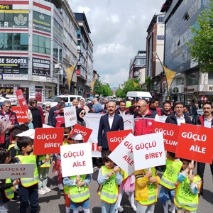 15-21 Mayıs Aile Haftası münasebetiyle Vali Yardımcımız İbrahim GÖKMEN öncülüğünde İl Müdürümüz Abdulbari AKSOY, idarecilerimiz, personellerimiz ve vatandaşlarımızın katılımıyla farkındalık oluşturmak amacıyla yürüyüş yapıldı. - fotoğraf 3