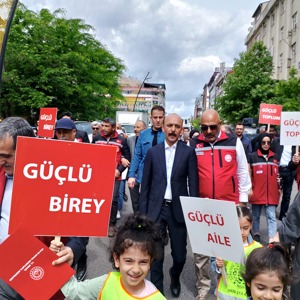 15-21 Mayıs Aile Haftası münasebetiyle Vali Yardımcımız İbrahim GÖKMEN öncülüğünde İl Müdürümüz Abdulbari AKSOY, idarecilerimiz, personellerimiz ve vatandaşlarımızın katılımıyla farkındalık oluşturmak amacıyla yürüyüş yapıldı. - fotoğraf 2