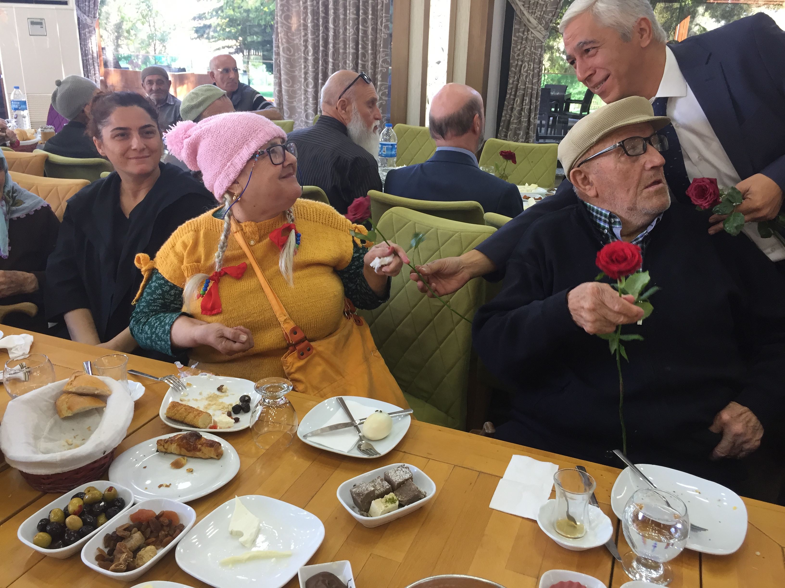 1 Ekim Dünya Yaşlılar Günü Nedeniyle Suluova Hacı Muammer Koca Huzurevi Yaşlı Bakım ve Rehabilitasyon Merkezi’nde Kalan Yaşlılarımız Onuruna Kahvaltı Programı Düzenlendi