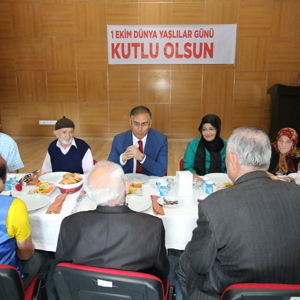 Valimiz Sayın Köksal Şakalar Ve Eşi Müslime Şakalar Hanımefendi ‘’1 Ekim Dünya Yaşlılar Günü’’ Münasebetiyle Huzurevini Ziyaret Ettiler - fotoğraf 1