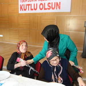 Valimiz Sayın Köksal Şakalar Ve Eşi Müslime Şakalar Hanımefendi ‘’1 Ekim Dünya Yaşlılar Günü’’ Münasebetiyle Huzurevini Ziyaret Ettiler - fotoğraf 4