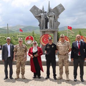  "Şehit 33 Er" için Anıttepe’de  Anma Töreni - fotoğraf 1