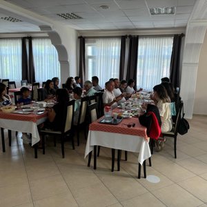 Silifke SHM, Erdemli SHM ve Mut SHM ile birlikte Ebeveyn kaybı yaşamış çocukların güçlendirilmesine yönelik programda Silifke Öğretmenevinde  çocuklarımıza kahvaltı etkinliği yapılmıştır. - fotoğraf 1