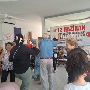 12 Haziran Çocuk İşçiliği ile Mücadele Günü kapsamında Mersin Gündüzlü Bakım ve Aktif Yaşam Merkezimizde etkinlik düzenlendi. Çocuklar ve yetişkinler bugüne dikkat çekmek amacıyla düzenlenen programda keyifli vakit geçirdiler. - fotoğraf 2