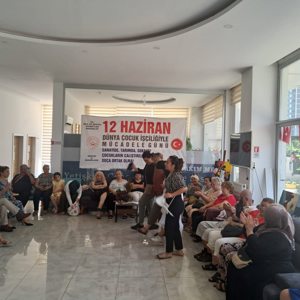 12 Haziran Çocuk İşçiliği ile Mücadele Günü kapsamında Mersin Gündüzlü Bakım ve Aktif Yaşam Merkezimizde etkinlik düzenlendi. Çocuklar ve yetişkinler bugüne dikkat çekmek amacıyla düzenlenen programda keyifli vakit geçirdiler. - fotoğraf 1