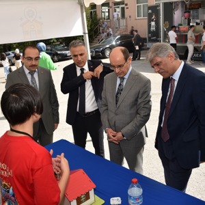 Geleneksel ÇEKOM Bilim ve Teknoloji Şenliği'nde Çocuklarımız İddialı Projeleriyle Geleceği Aydınlattı - fotoğraf 5
