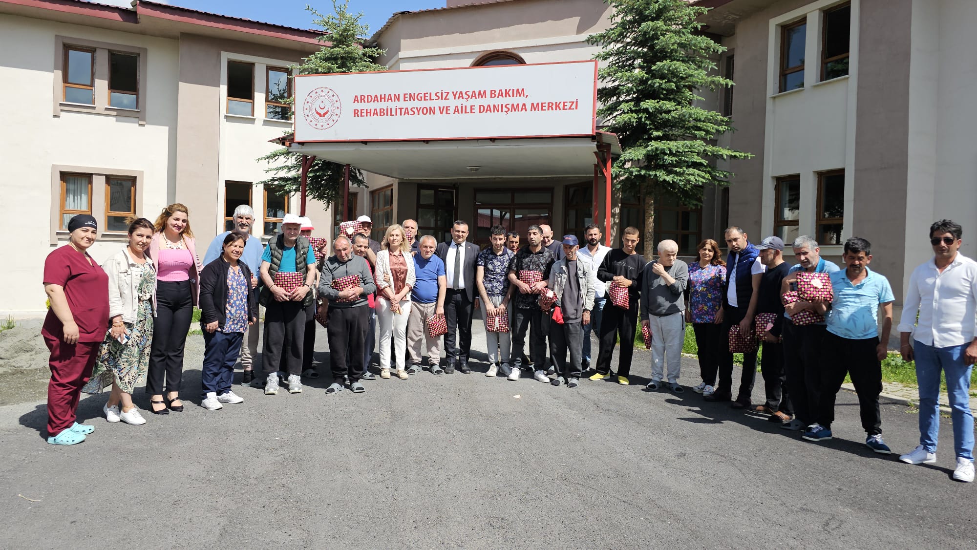 İl Müdürümüz Mahmut ÇETİNKAYA' nın Kuruluşumuz Engelsiz Yaşam Bakım  ve Rehabilitasyon ve ADM Müdürlüğümüzde Bayramlaşma Programı