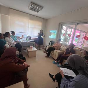 Mezitli İlçe Sağlık Müdürlüğü tarafından çocuk evlerimizde görevli bakım personellerimize ''Bebeklerde Ağız-Burun Temizliği, Diş Fırçalama ve Beslenme Pozisyonları vb.'' konularda eğitim verildi. - fotoğraf 1
