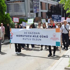 "Koruyucu Aile Günü" kapsamında  "Sevgiyle Yürüyelim" temasıyla farkındalık yürüyüşü gerçekleştirildi. - fotoğraf 2