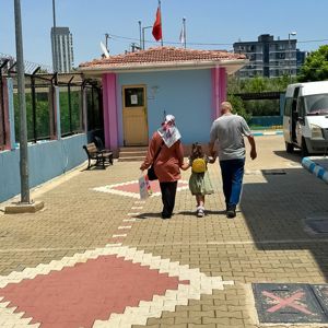 Bazen bir fotoğraf karesi size bir kitabı anlatabilir❤️Siz de bir çocuğun koruyucu ailesi olarak hayallerini gerçekleştirebilisiniz. Çocuğumuz Koruyucu Aile Hizmeti kapsamında sevgi dolu yuvasına kavuştu. - fotoğraf 1