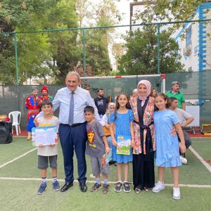 Bir Şefkat Haresi Projesi kapsamında karne günü münasebetiyle düzenlenen etkinlik ile çocuklarımız moral depoladılar.Milli Eğitim Müdürü Fazilet Durmuş ve İl Müdür V. Recep Bozkuş’un katıldığı etkinlikte birçok alanda etkinlik düzenlendi. - fotoğraf 1