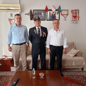 #KurbanBayramı ve #BabalarGünü vesilesiyle Devletimizin bekâsı uğruna canını ortaya koyan Kıbrıs Gazimiz Fikri KALKAN’ı İl Müdürümüz Naci YILMAZ ile birlikte ziyaret ettik. - fotoğraf 1