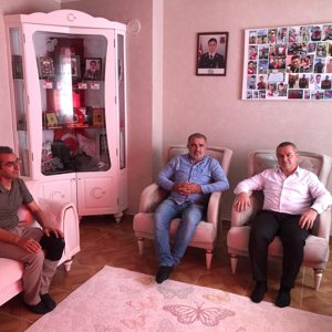 İl Müdürümüz Naci YILMAZ, #KurbanBayramı ve #BabalarGünü vesilesiyle 2019 yılında görevi sırasında kaza geçirerek şehadet mertebesine erişen Şehit Uzm.Çvş Mert Kaya’nın bizlere emaneti kıymetli ailesini ziyaret etti. - fotoğraf 1
