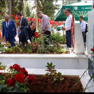 #KurbanBayramı ve #BabalarGünü vesilesiyle Valimiz Sn Ali Hamza Pehlivan’ın katılımıyla Aziz Şehitlerimizi kabirleri başında andık.   #TürkiyedirEvladın  📍Mersin Şehitlik - fotoğraf 3