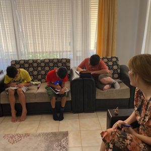 Koruyucu Ailelerimizle bir araya gelmeye devam ediyoruz. Koruyucu ailemizi ziyaret ederek, koruyucu ailelerin toplumda büyük bir görev üstlendiklerini belirttik. Koruyucu ailemizin bayramını kutladık. - fotoğraf 3