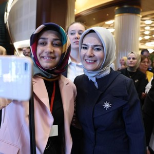 Emine Erdoğan Hanımefendi ve Bakanımız Mahinur Özdemir Göktaş, Gönül Elçileri ve koruyucu ailelerle bir araya geldi - fotoğraf 4