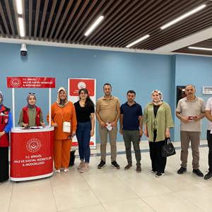 İl Müdürlüğümüz tarafından 30 Haziran Koruyucu Aile Günü münasebetiyle Miliamal AVM de Koruyucu Aile Hizmet Modeli tanıtımı için  stand çalışmaları yapılmıştır. - fotoğraf 3