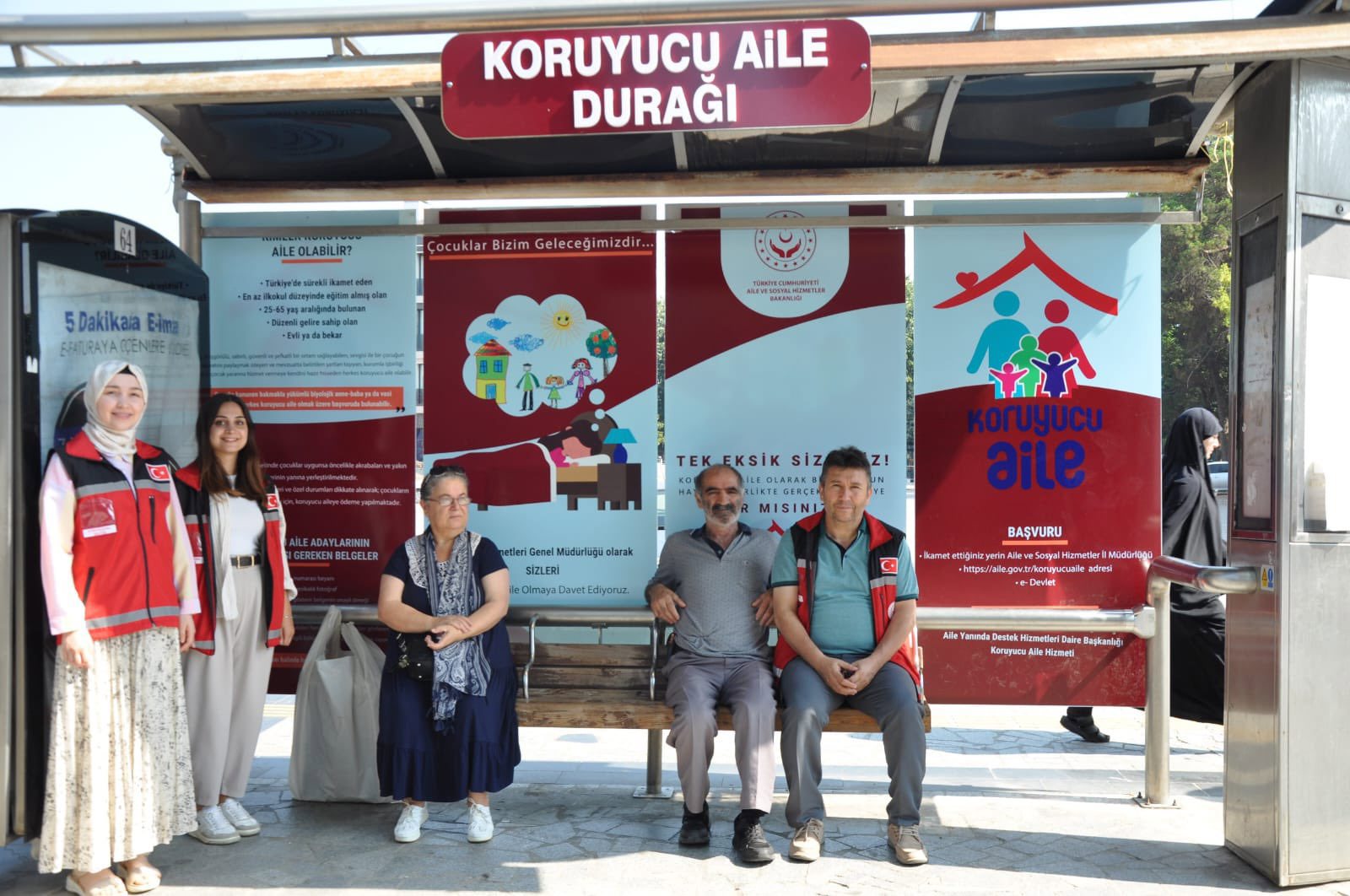 Koruyucu Aile Hakkında Tanıtımın Yer Aldığı Afişlerle Giydirilerek Koruyucu Aile Durağı Açıldı. - fotoğraf 3