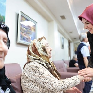 Minister Mahinur Özdemir Göktaş paid a visit for Eid al-Ain Tekirdağ - fotoğraf 3