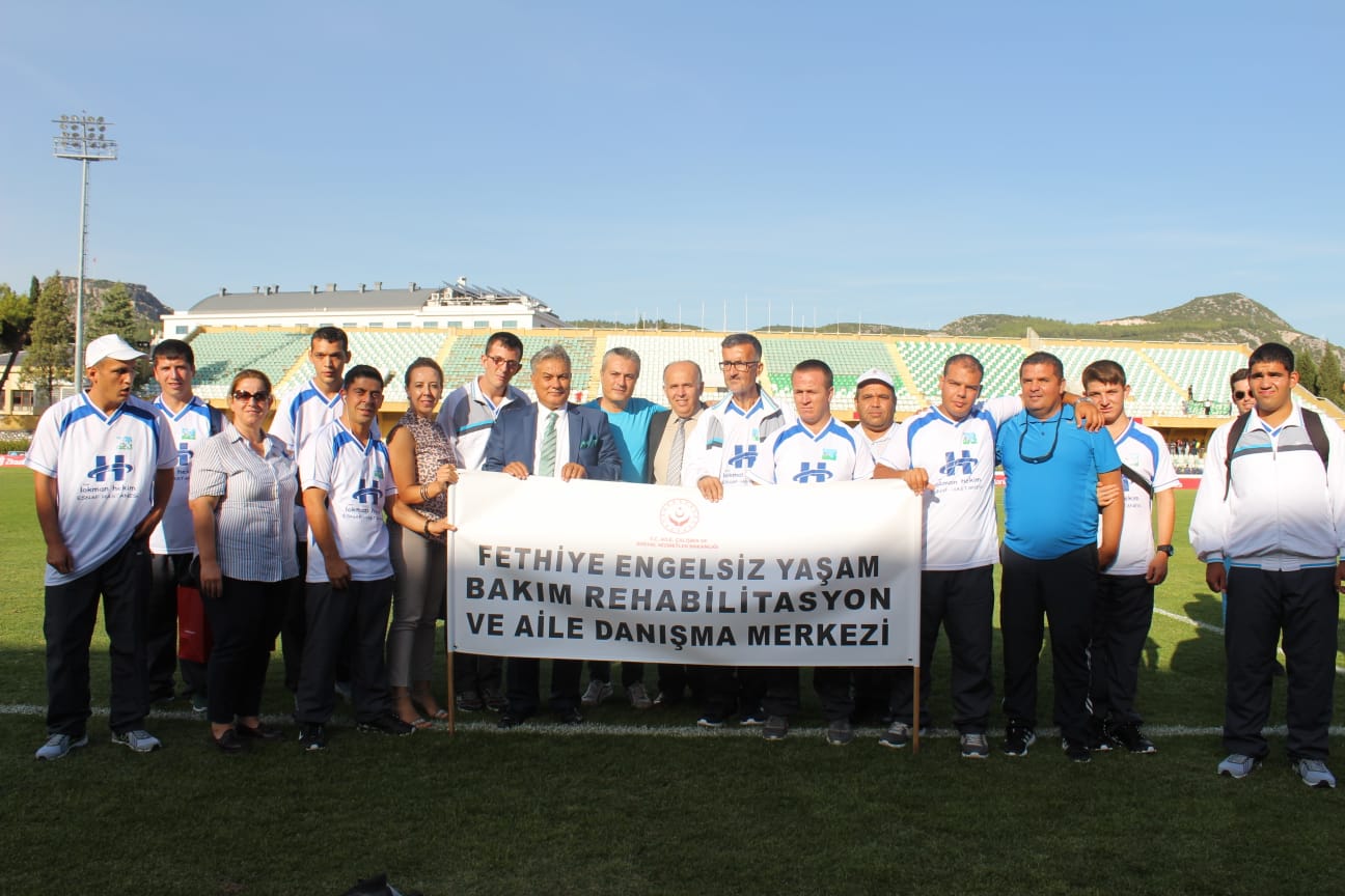 Muğla Abide Hasan Nuri Öncüer Huzurevi sakinlerimiz ve Fethiye Engelsiz Yaşam Bakım Rehabilitasyon ve Aile Danışma Merkezi'nde kalan özel bireylerimiz Ziraat Türkiye Kupası 3.tur maçında evinde Bursaspor takımını konuk eden Muğlaspor'u tribünlerde yalnız bırakmadılar.